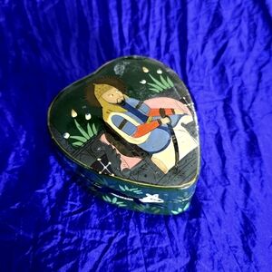 Kashmir Hand Painted Lacquered Paper Mache Box Folk Art Warrior and Animals